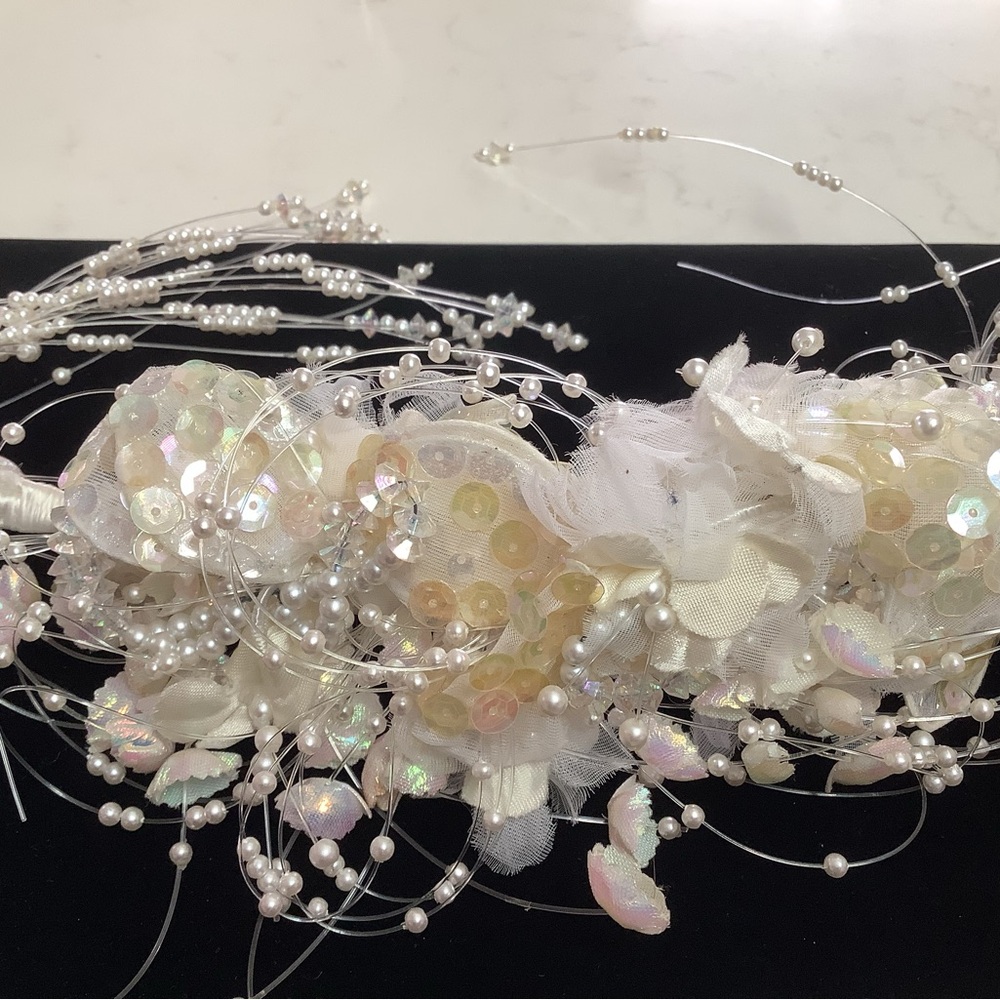 Elegant White Floral Hair Accessory - Picture 3 of 11